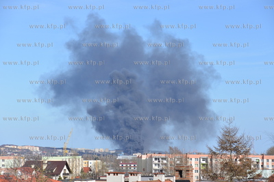 Pozar hali magazynowej na ulicy Hutniczej w Gdyni....