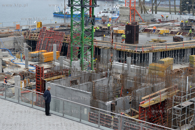 Gdynia. Na terenie sasiadujacym z apartamentowcem Sea...