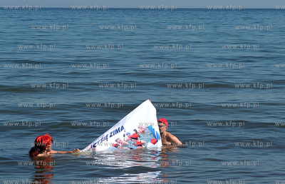 Sopot. Plaza kolo Zatoki Sztuki. Grupa morsow z Olsztyna...