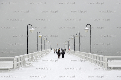 Gdynia Orlowo w zimowej szacie. Nz. Orlowskie molo...