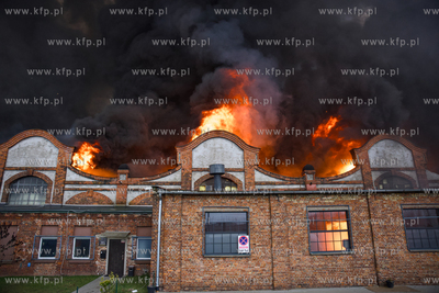 Pożar hali dawnych Zakładów Naprawczych Taboru Kolejowego...