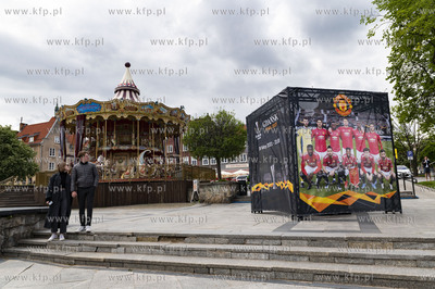 Kibice Manchester United i Villarreal CF spacerujący...