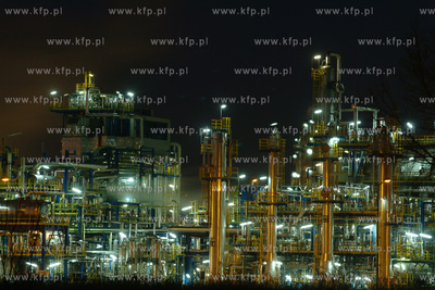 Rafineria Gdanska wieczorowa pora.19.12.2002fot....
