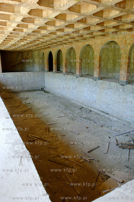 Wnetrze zamku w Lapalicach, polozonego miedzy Chmielnem...