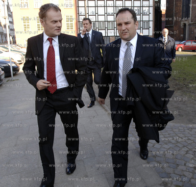 Gdansk - po konferencji prasowej premier Donald Tusk...
