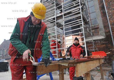 Dzien zawieszania wiechy na remontowanym dachu kosciola...