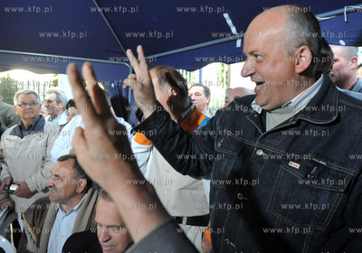 Stocznia Gdanska. Zwiazkowcy ze stoczniowej Solidarnosci...
