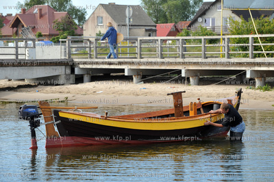 Jatarnia. Port rybcki. Nz. rybak remontujacy swoj kuter....
