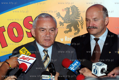 Wizyta premiera Leszka Millera w firmie Grupa Lotos...