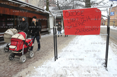 Kartuzy, ul Dworcowa. Zima, podczas mrozow znikaja...
