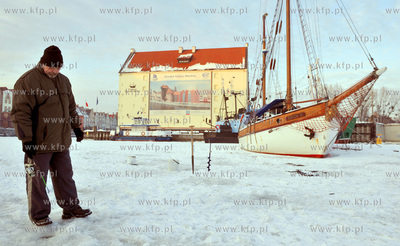 Wedkarze lowia ryby na zamarznietej Motlawie w Gdansku...