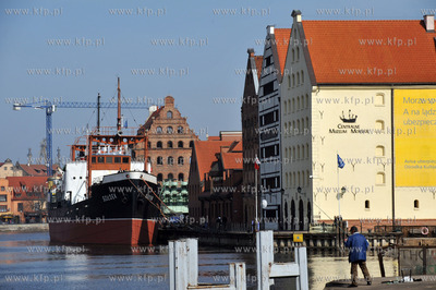 Gdansk. Widok na Olowianke z Wyspy Spichrzow. Na. Centralne...