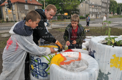 Akcja "Sloneczniki dla Oruni" na skwerze przy skrzyźowaniu...