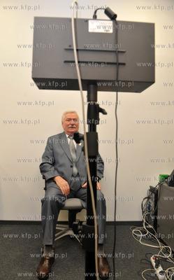 Prezydent Lech Walesa zwiedza stadion PGE Arena w Gdansku....