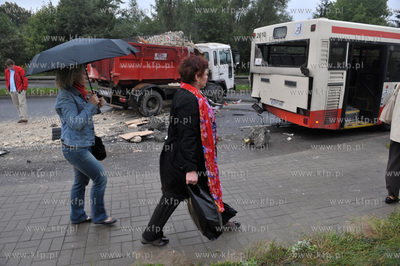 Wypadek autobusu miejskiego, samochodu ciezarowego...