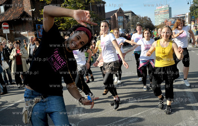 Gdansk. ul. Podmlynska. Parada z udzialem bebniarzy,...