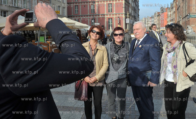 Gdansk. Dlugi Targ. Pamiatkowe zdjecie z Lechem Walesa.
29.09.2011...