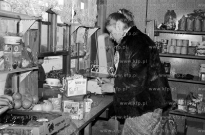 Kiosk z warzywami i owocami nalezacy do A. Majkowskiego...