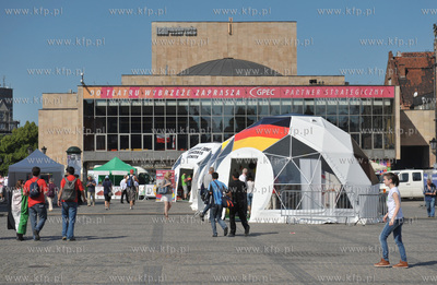 Na Targu Weglowym w Gdansku rozstawiono namioty w ksztalcie...