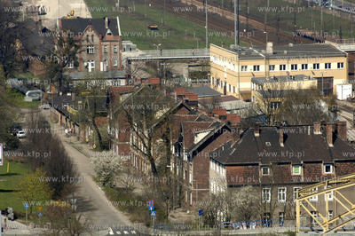 Gdansk. Widok z wiezowca zieleniak na domy na ul. Kolejowej...