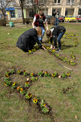Gdańsk, Wrzeszcz. Z okazji Swiatowego Dnia Ziemi uczniowie...