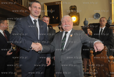 Dwor Artusa. Prezydent Lech Walesa wreczyl przyznawana...