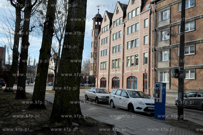 Gdansk. Budynek Narodowego Funduszu Zdrowia na rogu...