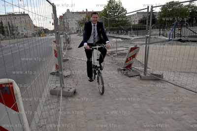 Wiceprezydent Gdanska Piotr Grzelak jedzie na rowerze...