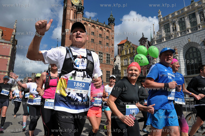 II PZU Gdansk Maraton. Zwodnicy na Dlugim Targu obok...