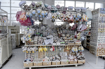 Zanieżone stoiska z pamiątkami na sopockim molo....