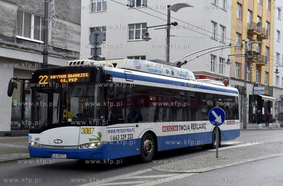 Gdynia, trolejbus marki Solaris na ul. Świętojańskiej....