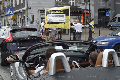 Akcja zbierania podpisów na skrzyżowaniu ulic Podwale...