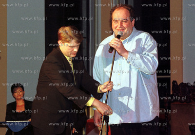 Slawomir Sieziewski z TVP poprawia mikrofon Maciejowi...
