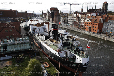 Gdansk. Statek muzeum Soldek, zostal odholowany do...