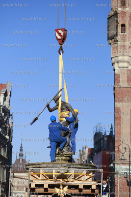 Gdansk. Demontaż figury Neptuna z fontanny na Długim...