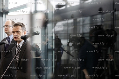 Gdańsk. Konferencja prasowa ministra transportu budownictwa...