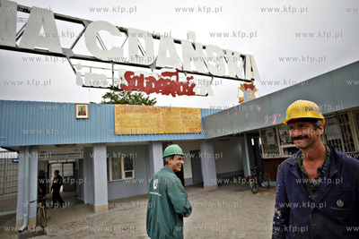 Gdansk. Brama Historyczna nr 2 Stoczni Gdanskiej. Napis...
