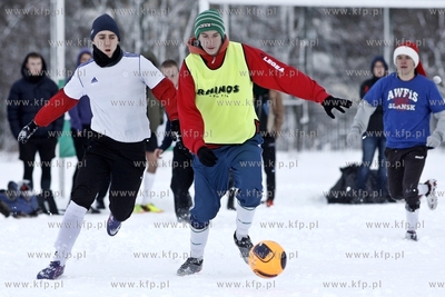 Gdansk Zaspa. Pilkarski turniej dzikich druzyn Do przerwy...