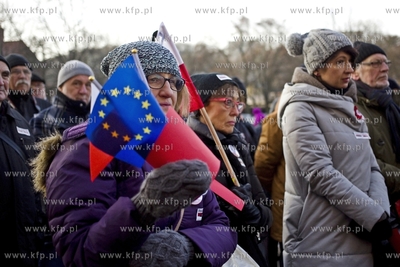 Demonstracja KOD pod Urzędem Wojewódzkim w Gdańsku.
13.12.2016
fot....