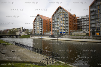 Gdańsk. Dolne Miasto. Apartamenty Aura wzdłuż rzeki...