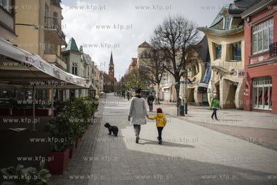 Drugi dzień swiąt wielkanocnych w Sopocie. Ulica...
