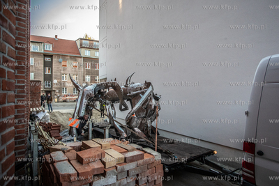 Transport i montaż instalacji artystycznej z ciętej...