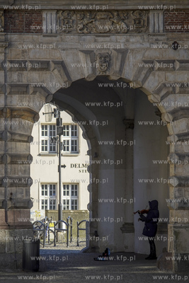 Gdańsk. Skrzypaczka w Zielonej Bramie podczas pandemii...