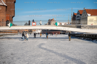 Spacery po skutej lodem Motławie w Gdańsku. 02.02.2026...