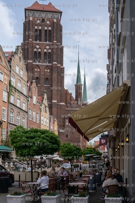 Gdańsk, ul. Piwna. Ogródki restauracyjne otwarte...