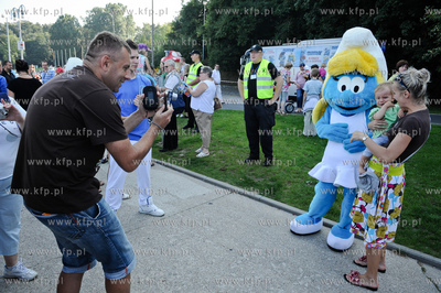 Gdynia. Bulwar nadmorski. Akcja promocyjna filmu Smerfy,...