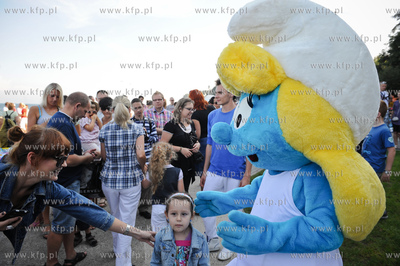 Gdynia. Bulwar nadmorski. Akcja promocyjna filmu Smerfy,...