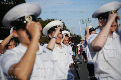 Gdynia. Parada zalog startujacych w Zlocie Zaglowcow...