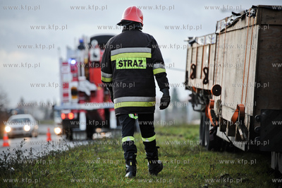 Kierowca samochodu ciezarowego po awarii jednego z...