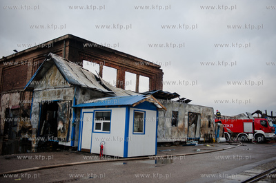 Gdansk. Dogaszanie doszczetnie spalonej hali produkcyjnej...